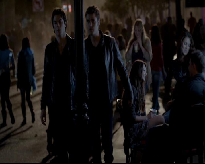 VampireDiariesWorld-dot-org_4x08WellAlwaysHaveBourbonStreet0944.jpg