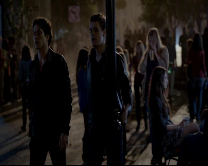 VampireDiariesWorld-dot-org_4x08WellAlwaysHaveBourbonStreet0945.jpg