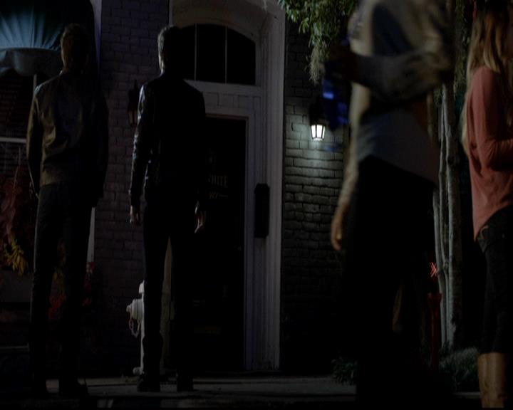 VampireDiariesWorld-dot-org_4x08WellAlwaysHaveBourbonStreet0950.jpg