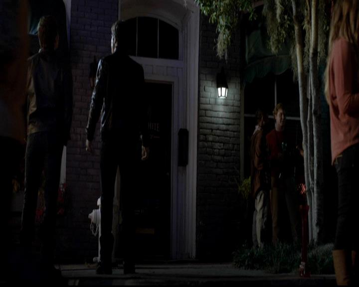 VampireDiariesWorld-dot-org_4x08WellAlwaysHaveBourbonStreet0951.jpg