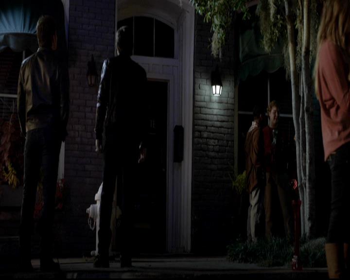 VampireDiariesWorld-dot-org_4x08WellAlwaysHaveBourbonStreet0952.jpg