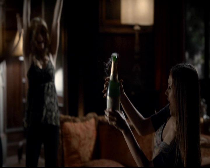 VampireDiariesWorld-dot-org_4x08WellAlwaysHaveBourbonStreet1212.jpg