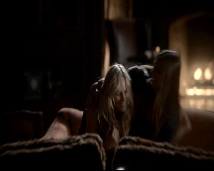 VampireDiariesWorld-dot-org_4x08WellAlwaysHaveBourbonStreet1216.jpg