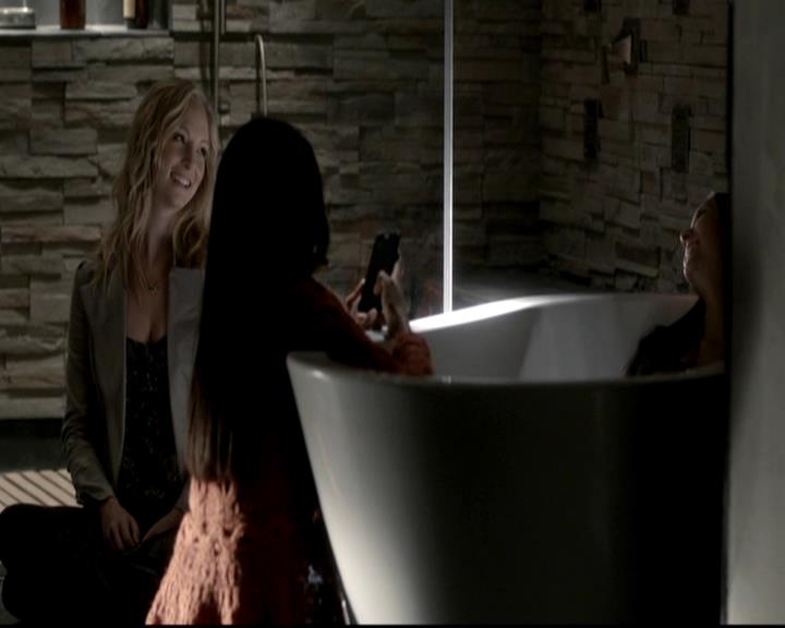 VampireDiariesWorld-dot-org_4x08WellAlwaysHaveBourbonStreet1221.jpg