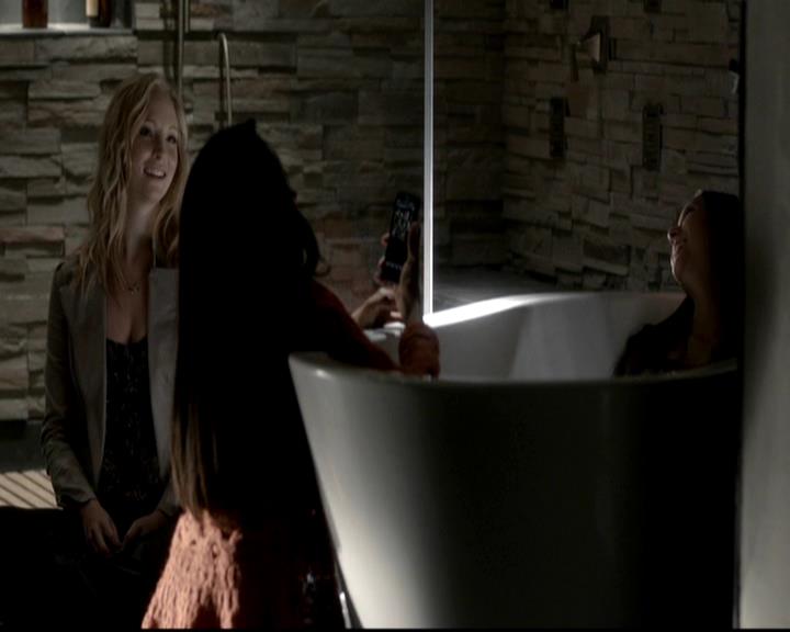 VampireDiariesWorld-dot-org_4x08WellAlwaysHaveBourbonStreet1222.jpg