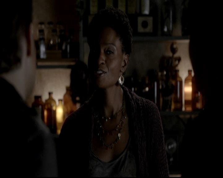 VampireDiariesWorld-dot-org_4x08WellAlwaysHaveBourbonStreet1309.jpg