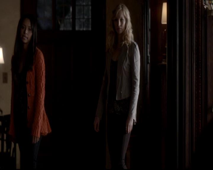 VampireDiariesWorld-dot-org_4x08WellAlwaysHaveBourbonStreet1385.jpg