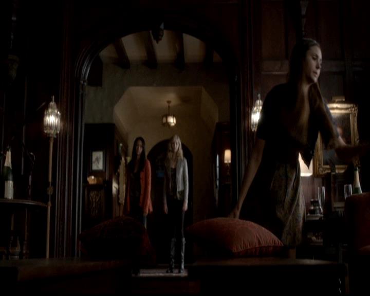 VampireDiariesWorld-dot-org_4x08WellAlwaysHaveBourbonStreet1388.jpg