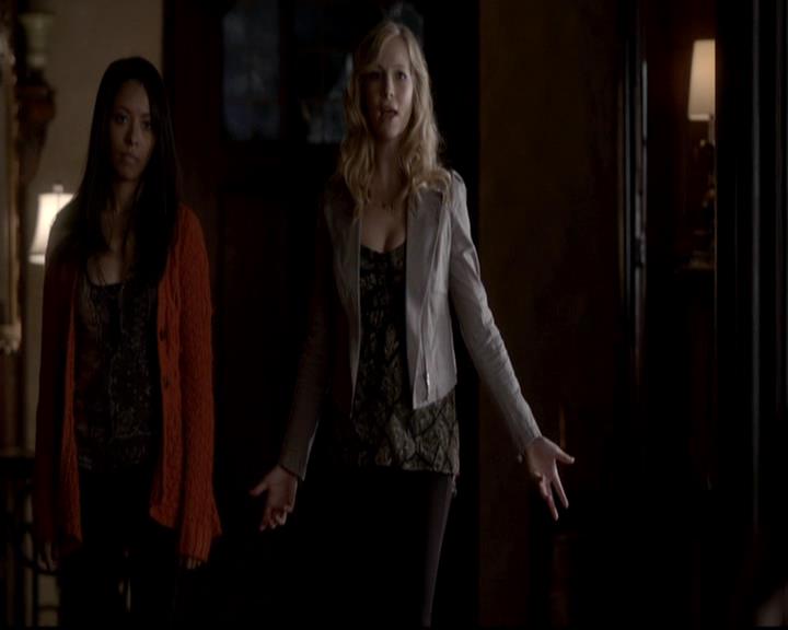 VampireDiariesWorld-dot-org_4x08WellAlwaysHaveBourbonStreet1389.jpg