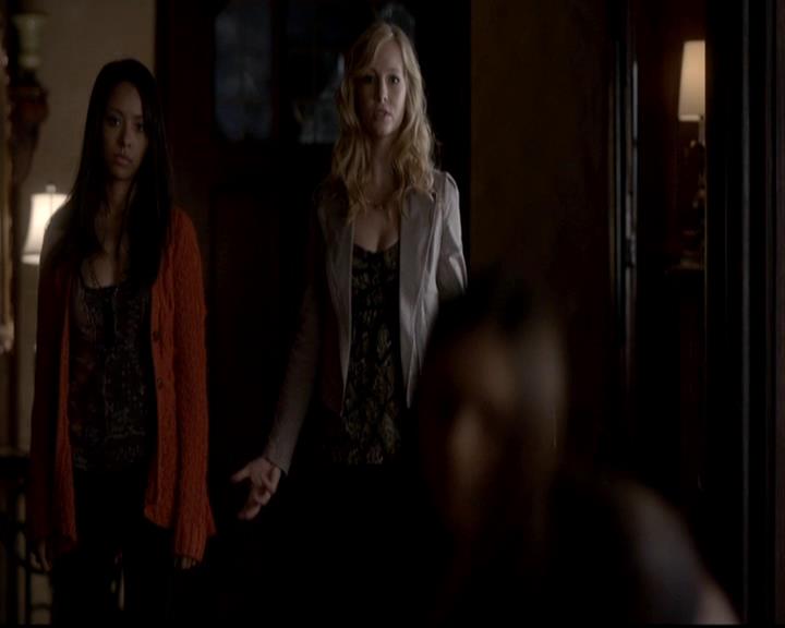 VampireDiariesWorld-dot-org_4x08WellAlwaysHaveBourbonStreet1390.jpg