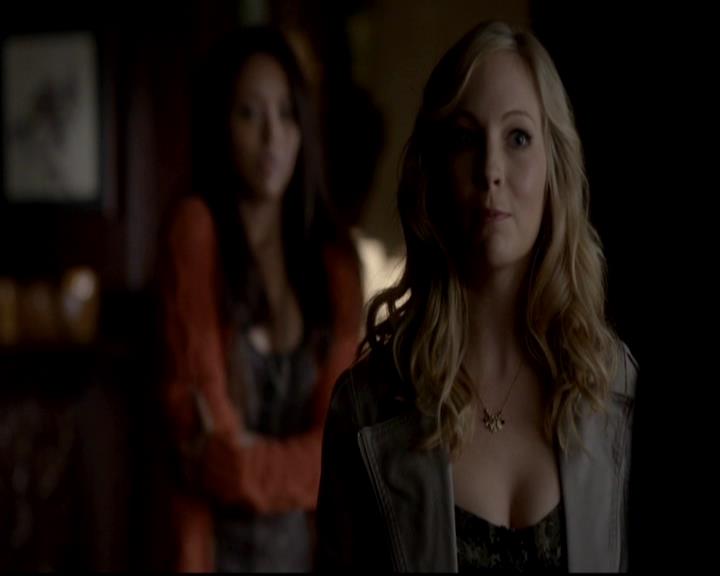 VampireDiariesWorld-dot-org_4x08WellAlwaysHaveBourbonStreet1423.jpg