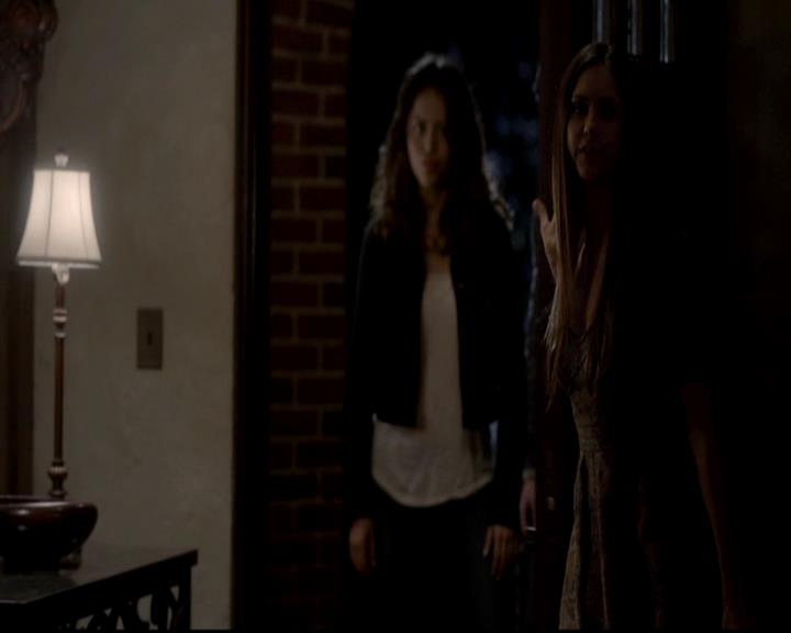 VampireDiariesWorld-dot-org_4x08WellAlwaysHaveBourbonStreet1452.jpg