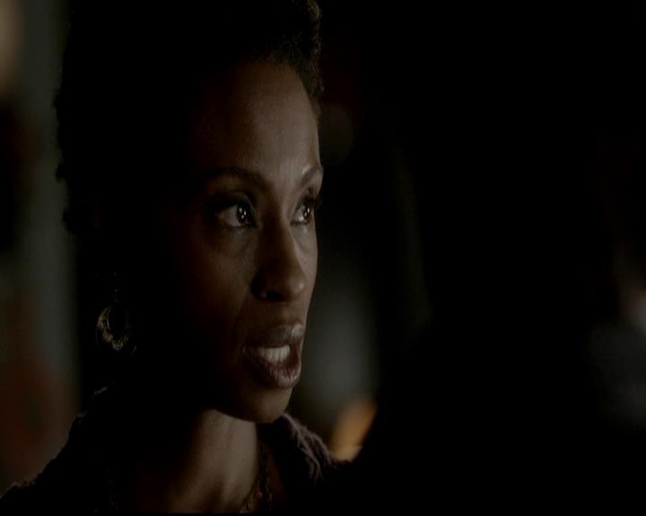 VampireDiariesWorld-dot-org_4x08WellAlwaysHaveBourbonStreet1642.jpg