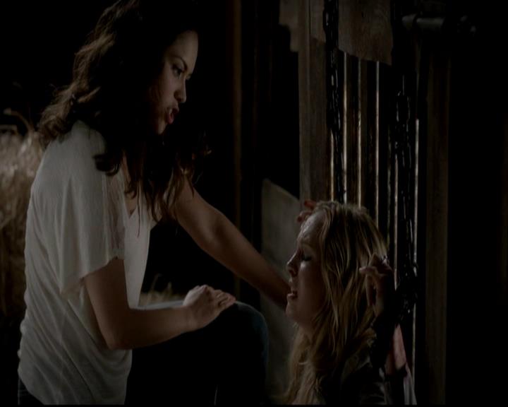 VampireDiariesWorld-dot-org_4x08WellAlwaysHaveBourbonStreet1649.jpg