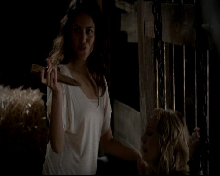 VampireDiariesWorld-dot-org_4x08WellAlwaysHaveBourbonStreet1681.jpg