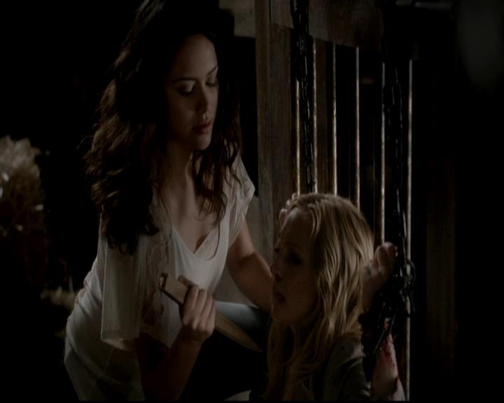 VampireDiariesWorld-dot-org_4x08WellAlwaysHaveBourbonStreet1693.jpg