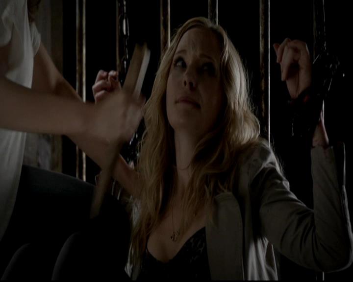 VampireDiariesWorld-dot-org_4x08WellAlwaysHaveBourbonStreet1694.jpg