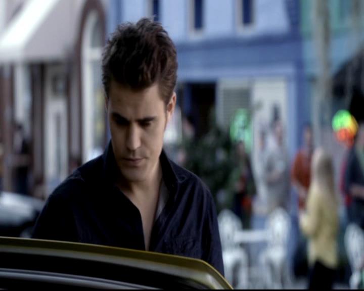 VampireDiariesWorld-dot-org_4x08WellAlwaysHaveBourbonStreet2000.jpg