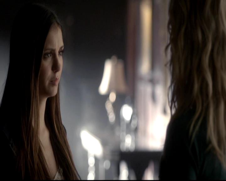 VampireDiariesWorld-dot-org_4x08WellAlwaysHaveBourbonStreet2039.jpg