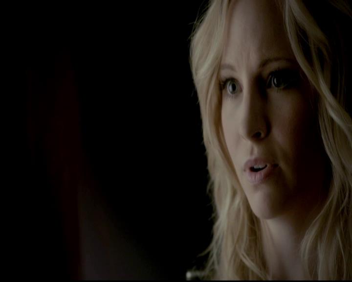 VampireDiariesWorld-dot-org_4x08WellAlwaysHaveBourbonStreet2046.jpg