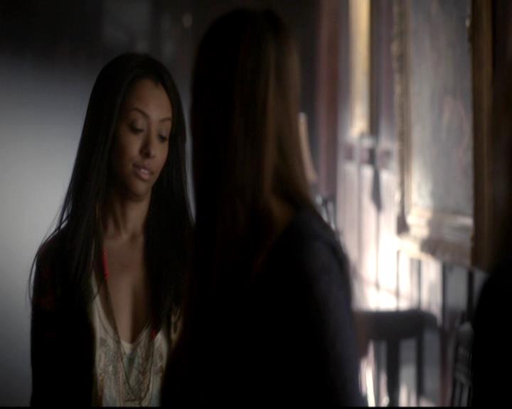 VampireDiariesWorld-dot-org_4x08WellAlwaysHaveBourbonStreet2051.jpg