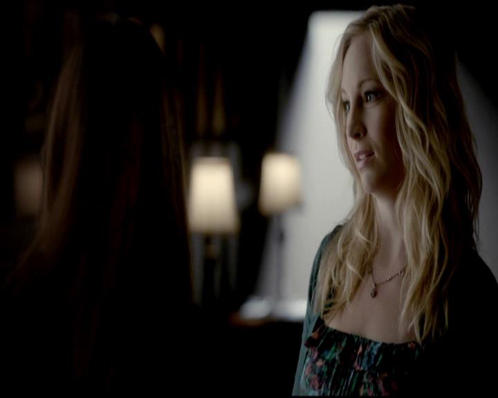 VampireDiariesWorld-dot-org_4x08WellAlwaysHaveBourbonStreet2053.jpg