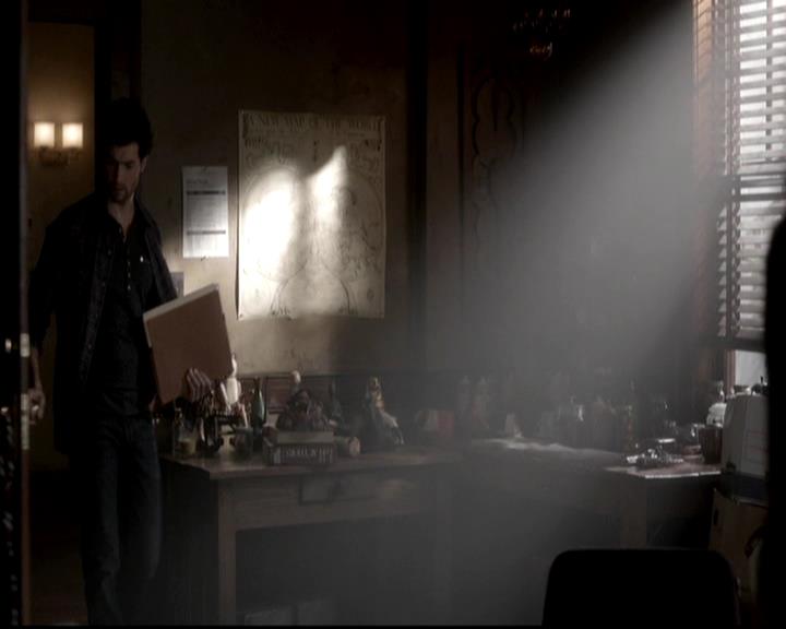 VampireDiariesWorld-dot-org_4x08WellAlwaysHaveBourbonStreet2067.jpg