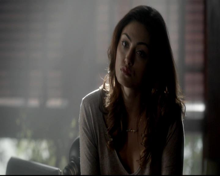 VampireDiariesWorld-dot-org_4x08WellAlwaysHaveBourbonStreet2069.jpg