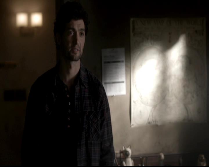 VampireDiariesWorld-dot-org_4x08WellAlwaysHaveBourbonStreet2071.jpg