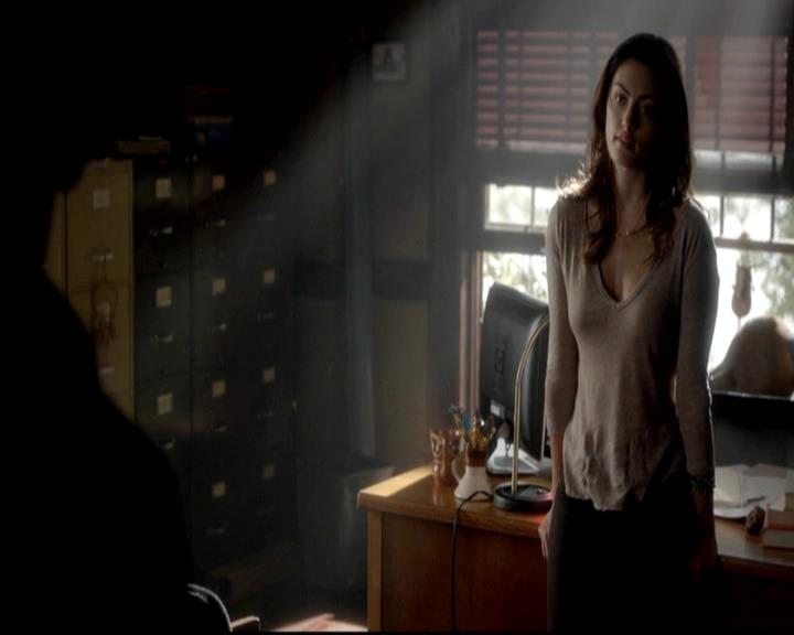 VampireDiariesWorld-dot-org_4x08WellAlwaysHaveBourbonStreet2074.jpg