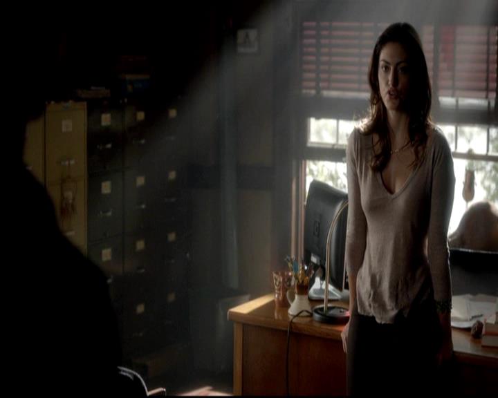 VampireDiariesWorld-dot-org_4x08WellAlwaysHaveBourbonStreet2075.jpg