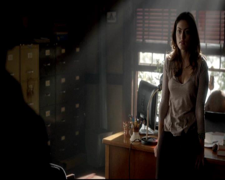 VampireDiariesWorld-dot-org_4x08WellAlwaysHaveBourbonStreet2076.jpg