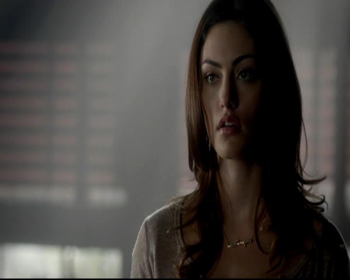 VampireDiariesWorld-dot-org_4x08WellAlwaysHaveBourbonStreet2081.jpg