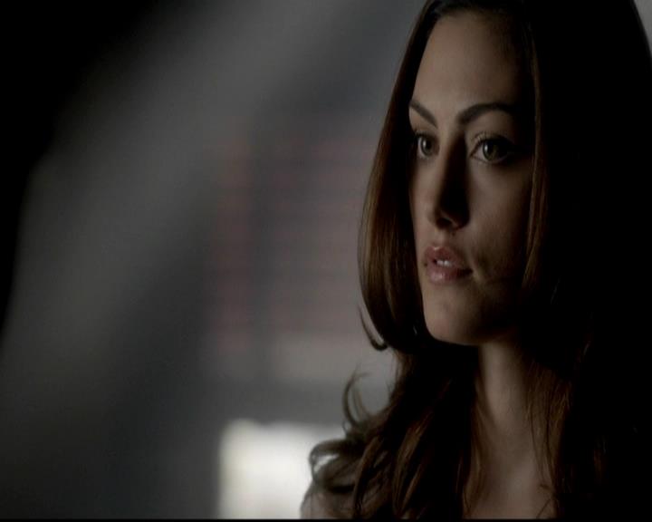 VampireDiariesWorld-dot-org_4x08WellAlwaysHaveBourbonStreet2098.jpg