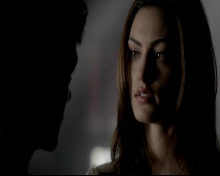 VampireDiariesWorld-dot-org_4x08WellAlwaysHaveBourbonStreet2104.jpg