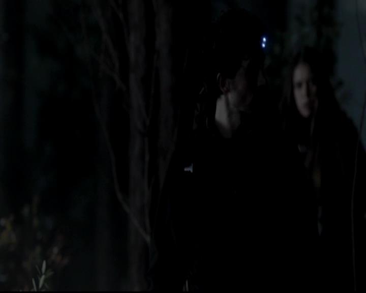 VampireDiariesWorld-dot-org_4x13IntoTheWild0485.jpg