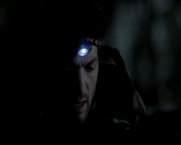 VampireDiariesWorld-dot-org_4x13IntoTheWild0510.jpg