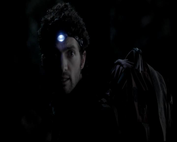 VampireDiariesWorld-dot-org_4x13IntoTheWild0622.jpg