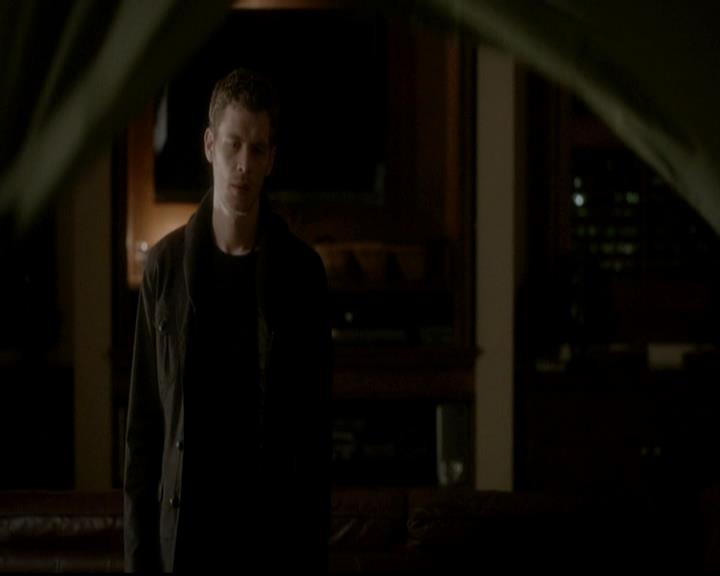 VampireDiariesWorld-dot-org_4x13IntoTheWild0827.jpg