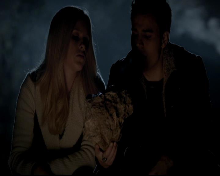 VampireDiariesWorld-dot-org_4x13IntoTheWild0903.jpg