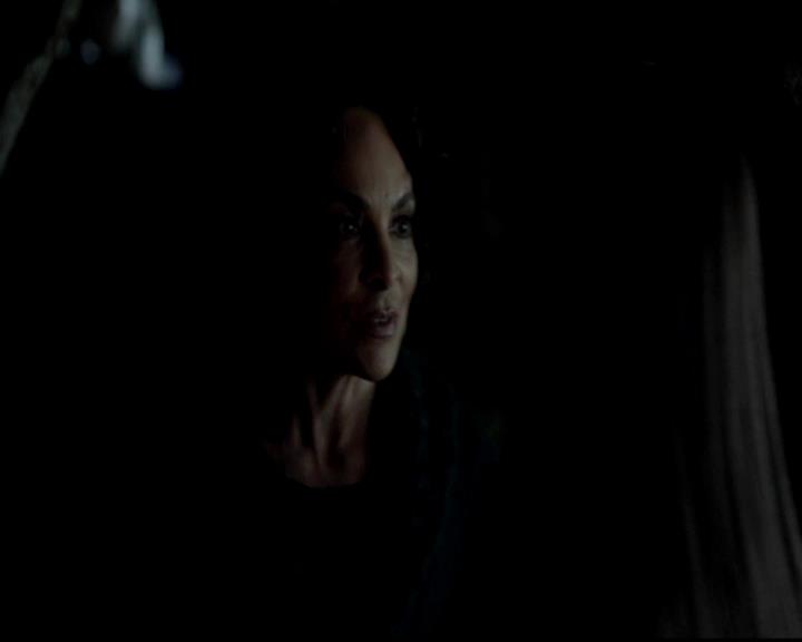 VampireDiariesWorld-dot-org_4x14DownTheRabbitHole1403.jpg