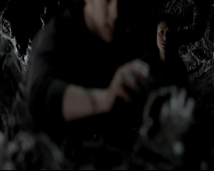 VampireDiariesWorld-dot-org_4x14DownTheRabbitHole2077.jpg