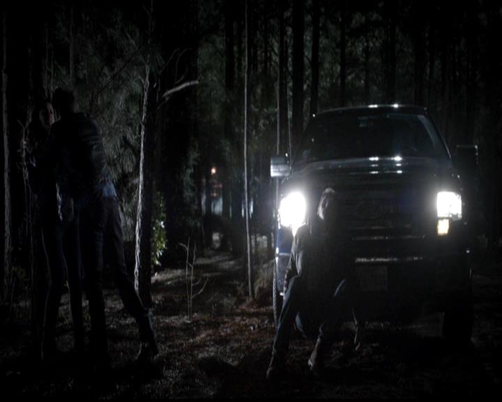 VampireDiariesWorld-dot-org_4x21ShesComeUndone1708.jpg