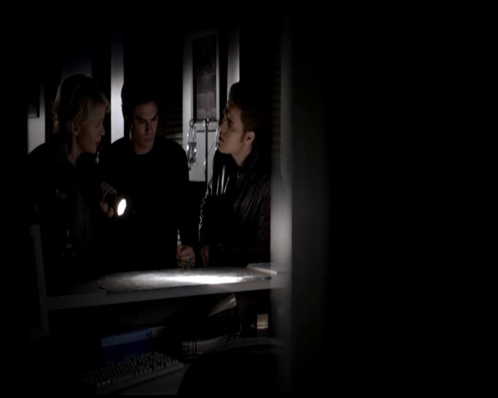 VampireDiariesWorld-dot-org_4x22TheWalkingDead0556.jpg