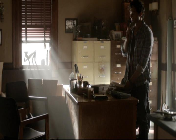 VampireDiariesWorld-dot-org_DeletedScenes-4x06WeAllGoALittleMadSometimes0102.jpg