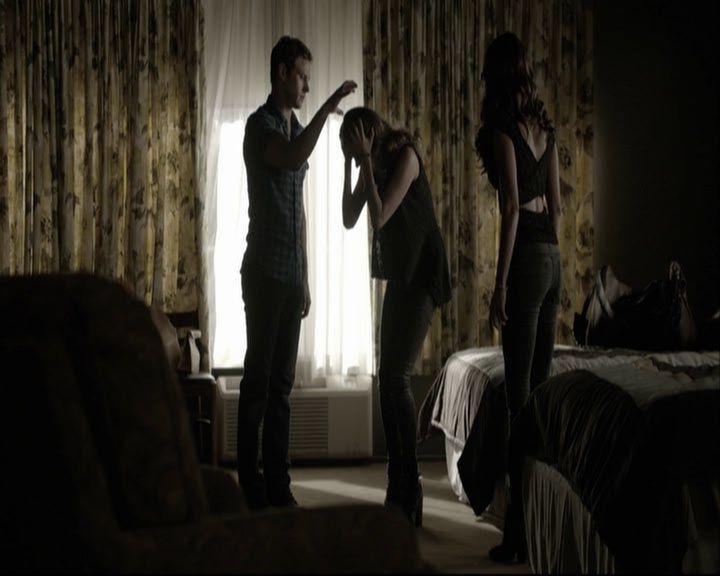 VampireDiariesWorld-dot-org_5x05MontersBall-deletedscenes2508.jpg