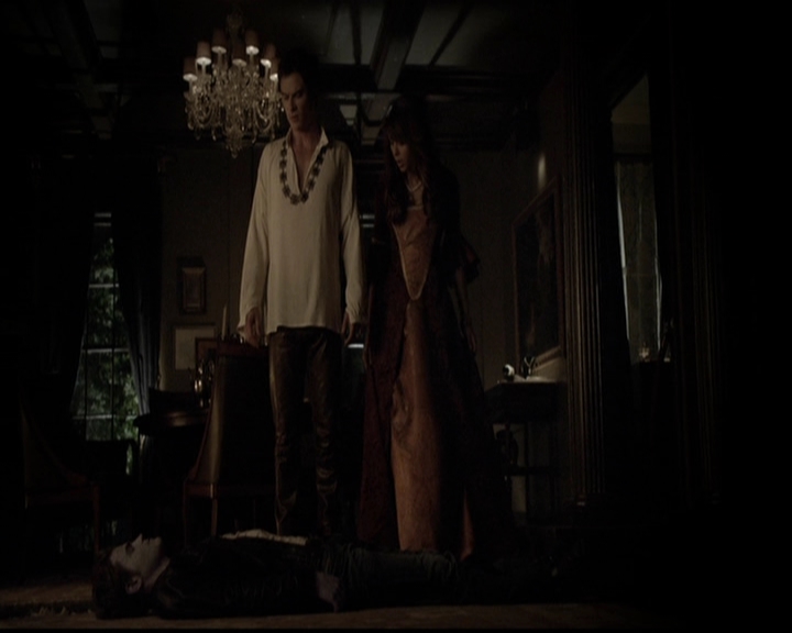 VampireDiariesWorld-dot-org_5x05MontersBall1906.jpg