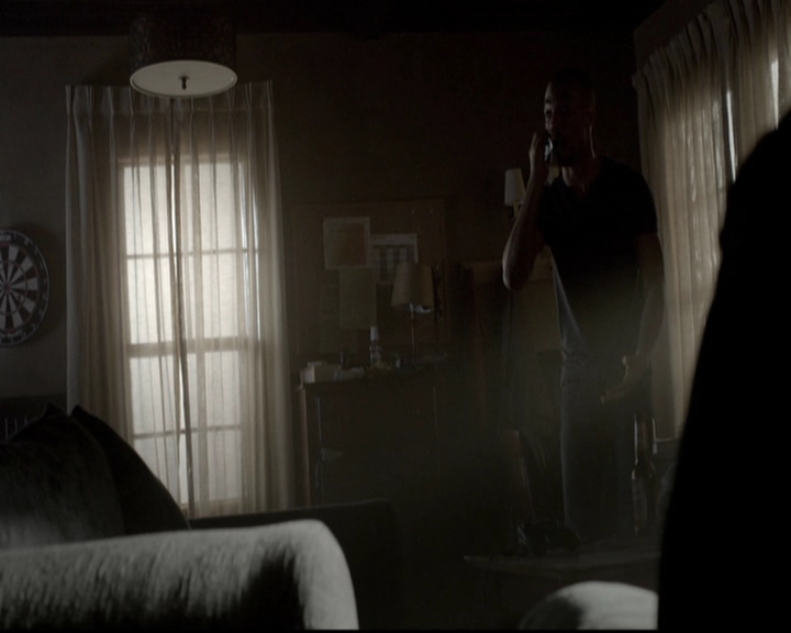 VampireDiariesWorld-dot-org_5x08DeadManOnCampus0582.jpg