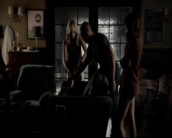 VampireDiariesWorld-dot-org_5x08DeadManOnCampus0708.jpg