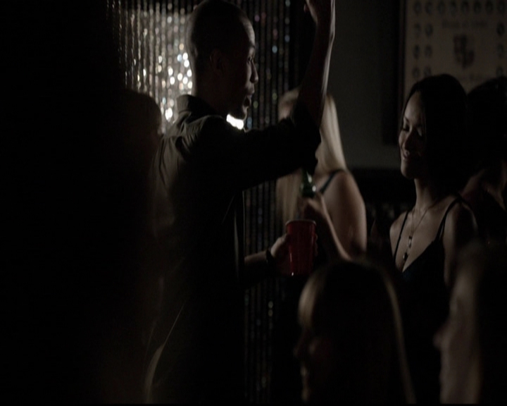 VampireDiariesWorld-dot-org_5x08DeadManOnCampus0923.jpg